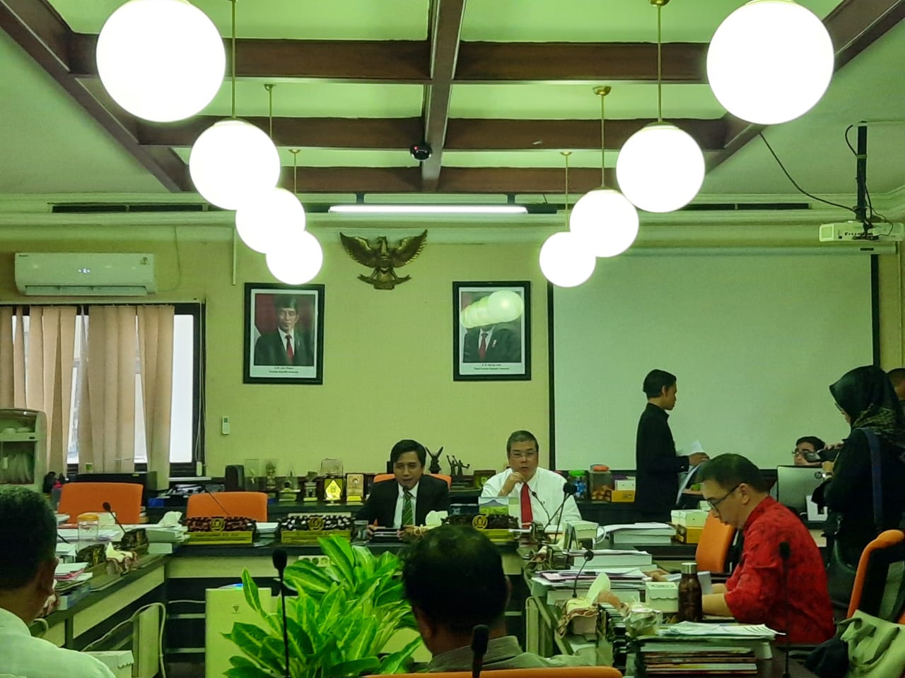 John Thamrun saat memimpin hearing dengan Dispora dan Manajemen Persebaya (Foto: Alief/ngopibareng.id)