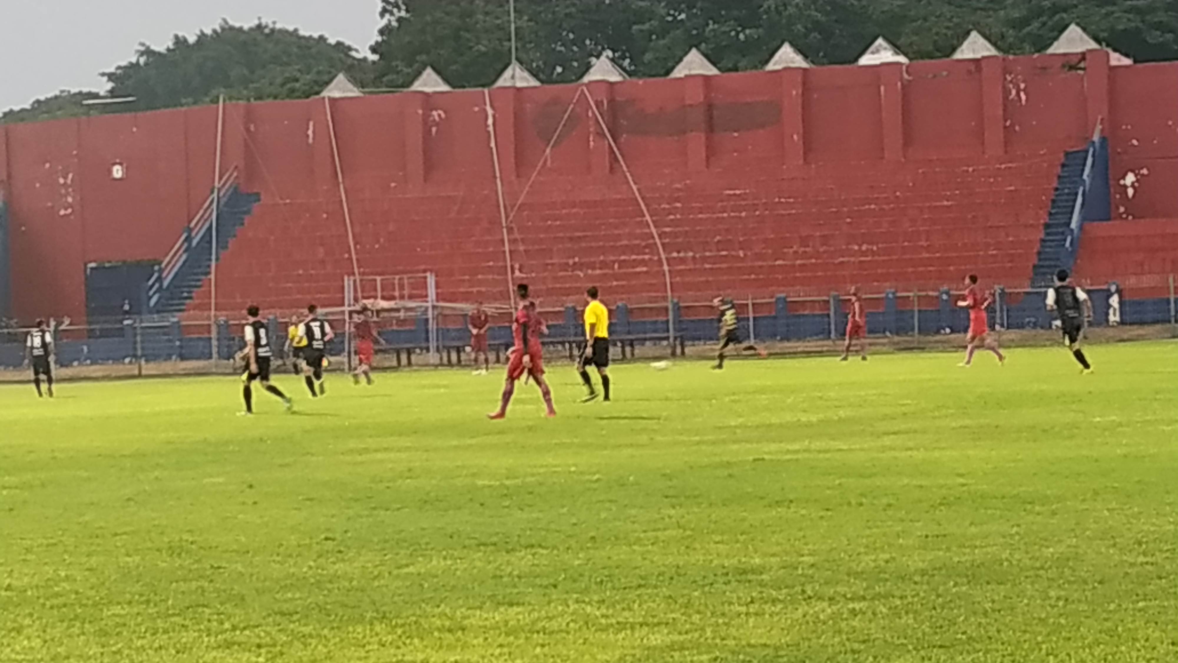 Pemain persik Kediri berlatih di stadion Brawijaya Kediri (foto Fendi/ngopi bareng.id)