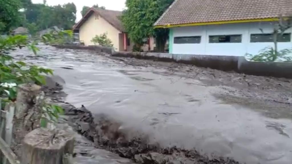 Banjir bandang menerjang beberapa desa di Bondowoso. (Foto: istimewa)
