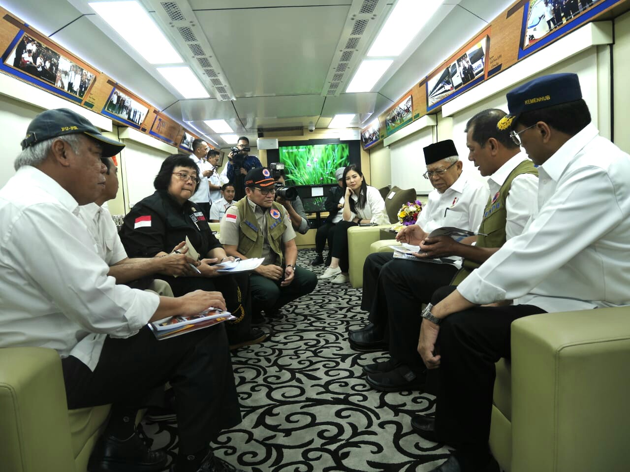 Wapres KH Ma'ruf Amin melakukan kunjungan kepada korban banjir bandang di Lebak, Banten dengan menggunakan kereta inspeksi 4. (Foto: Setwapres)