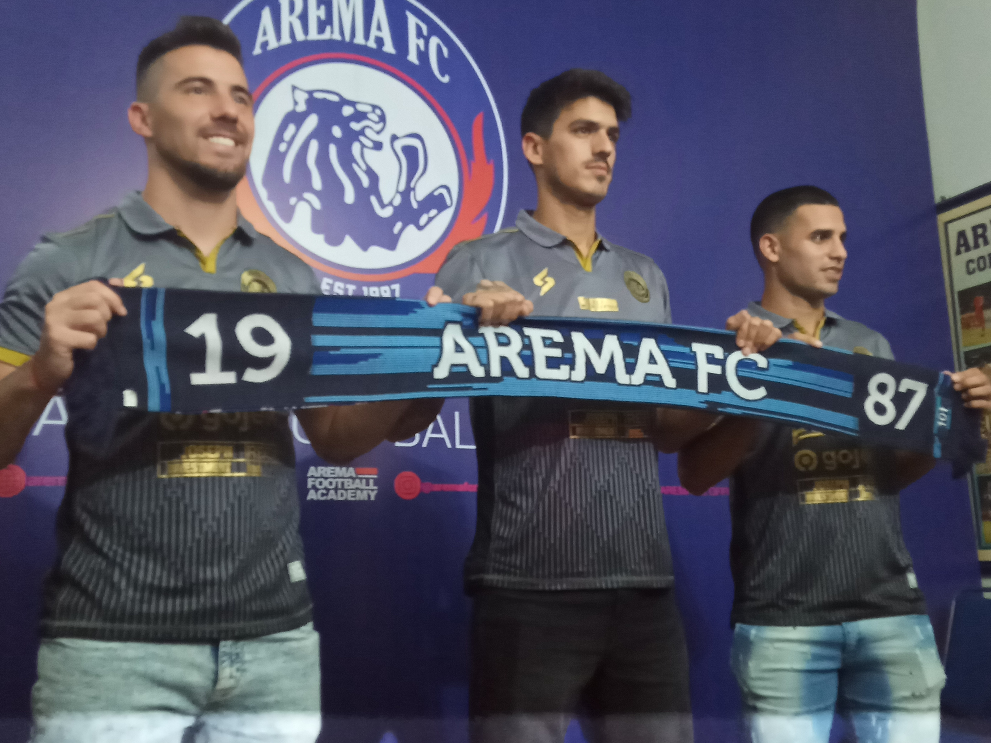 Tiga pemain asing Arema FC, Jonathan Baumann (kiri), Matias Malvino (tengah) dan Elias Alderte (kanan)