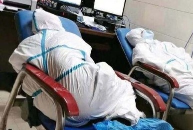Para tenaga medis tidur sebisanya, setelah beberapa hari disibukkan dengan menangani pasien yang terkena virus corona di Wuhan, China. (Foto: Oriental Daily)