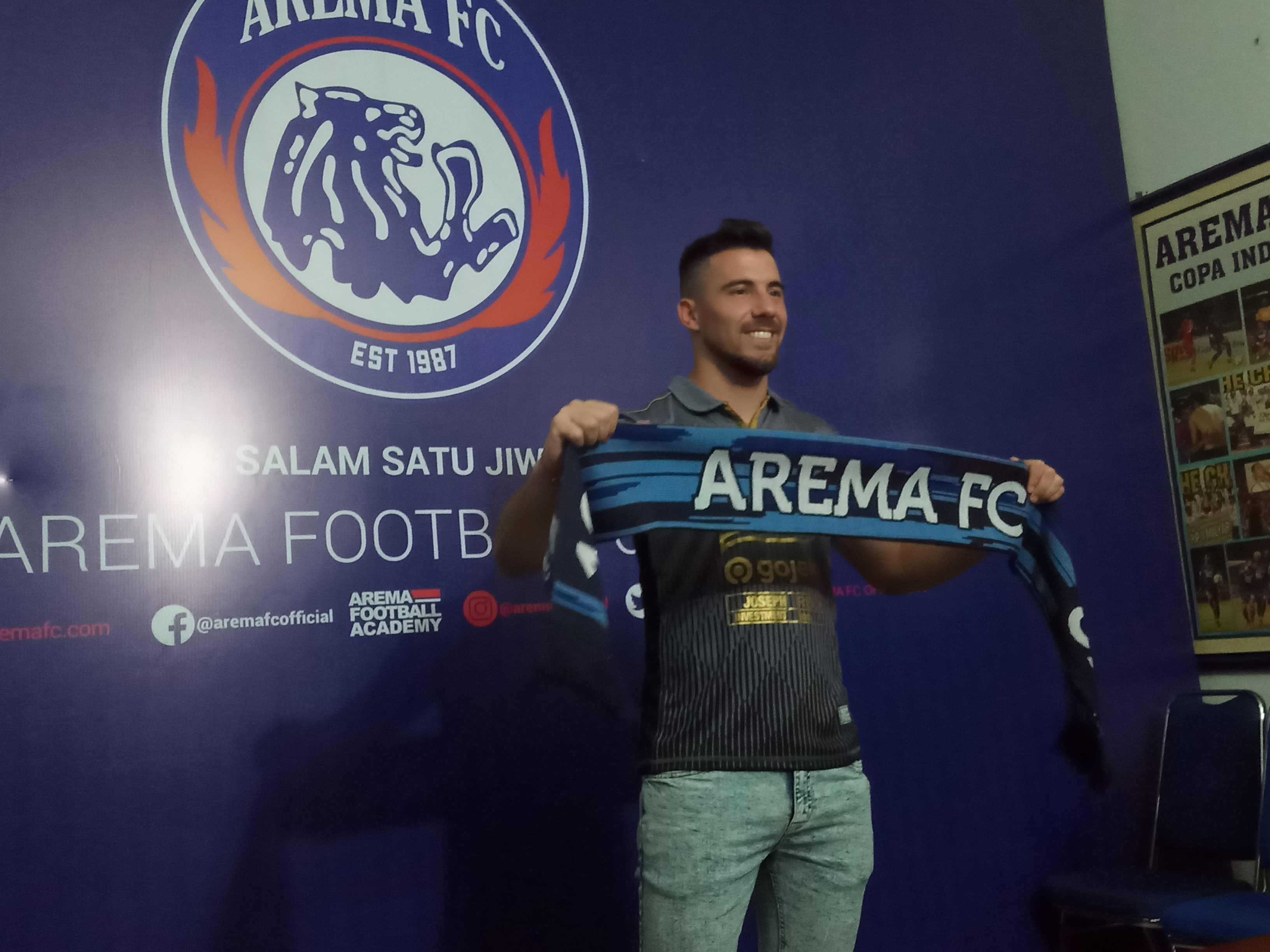 Pemain Arema FC, Jonathan Baumann saat diperkenalkan di Kantor Arema FC (Foto: Theo/ngopibareng.id)