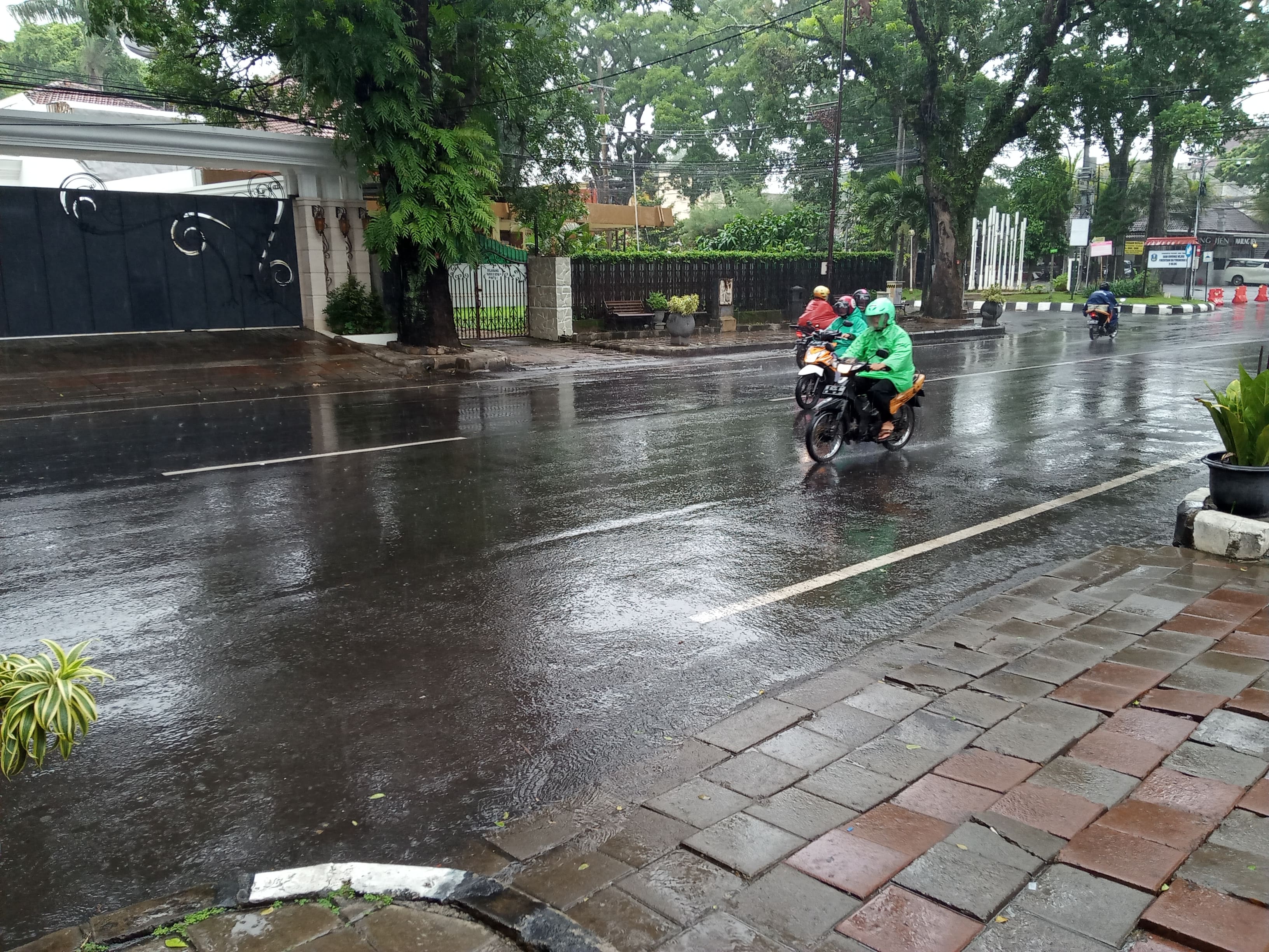 Hujan mengguyur kawasan Jalan Ijen, Kota Malang (Theo/ngopibareng.id)