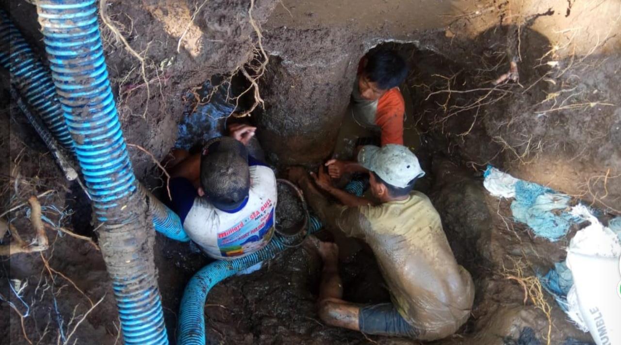 Sejumlah pekerja sedang memperbaiki pipa PDAM di kawasan Sumber Ronggojalu, Kabupaten Probolinggo. (Foto: Istimewa)