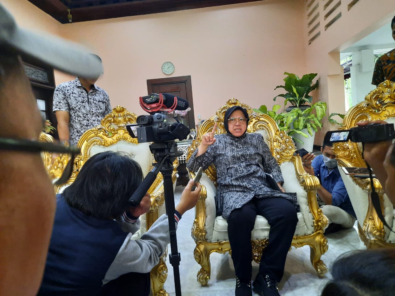Wali Kota Surabaya saat berbincang dengan awak media di Kediaman Wali kota Surabaya. (Foto: Alief/ngopibareng.id)