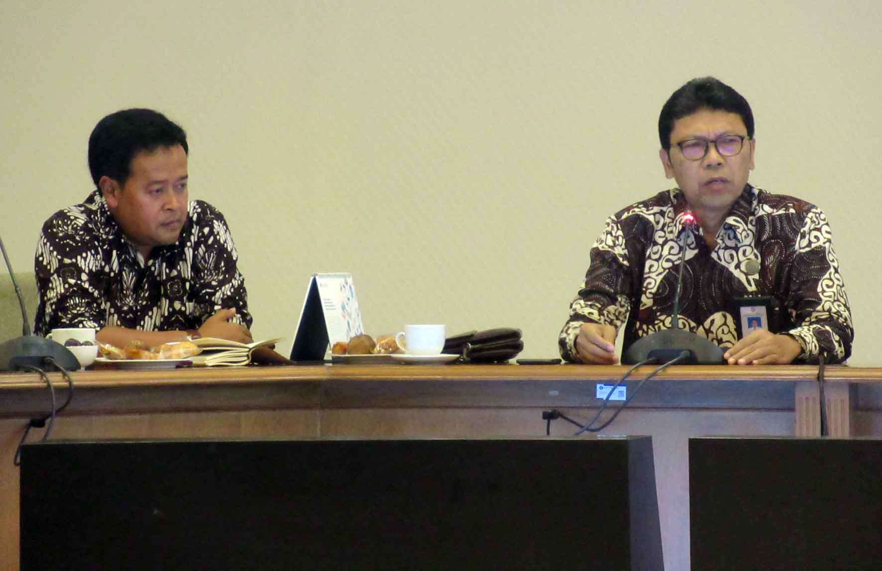 Kepala Dinas Pariwisata DIY Singgih Raharjo (kanan) dan Bobby Ardyanto dalam FGD membahas Sumbu Filosofi di Aula Bank Indonesia Perwakilan Yogyakarta, Kamis (30/1). (Foto: Erwan W)