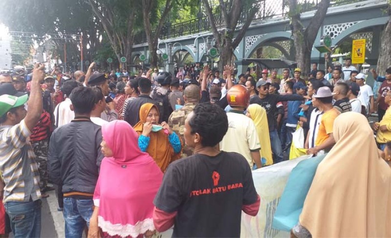 Massa penolak dan pro tambang berhadap-hadapan di depan Gedung DPRD Gresik. (Foto: M Anis/Ngopibareng.id)