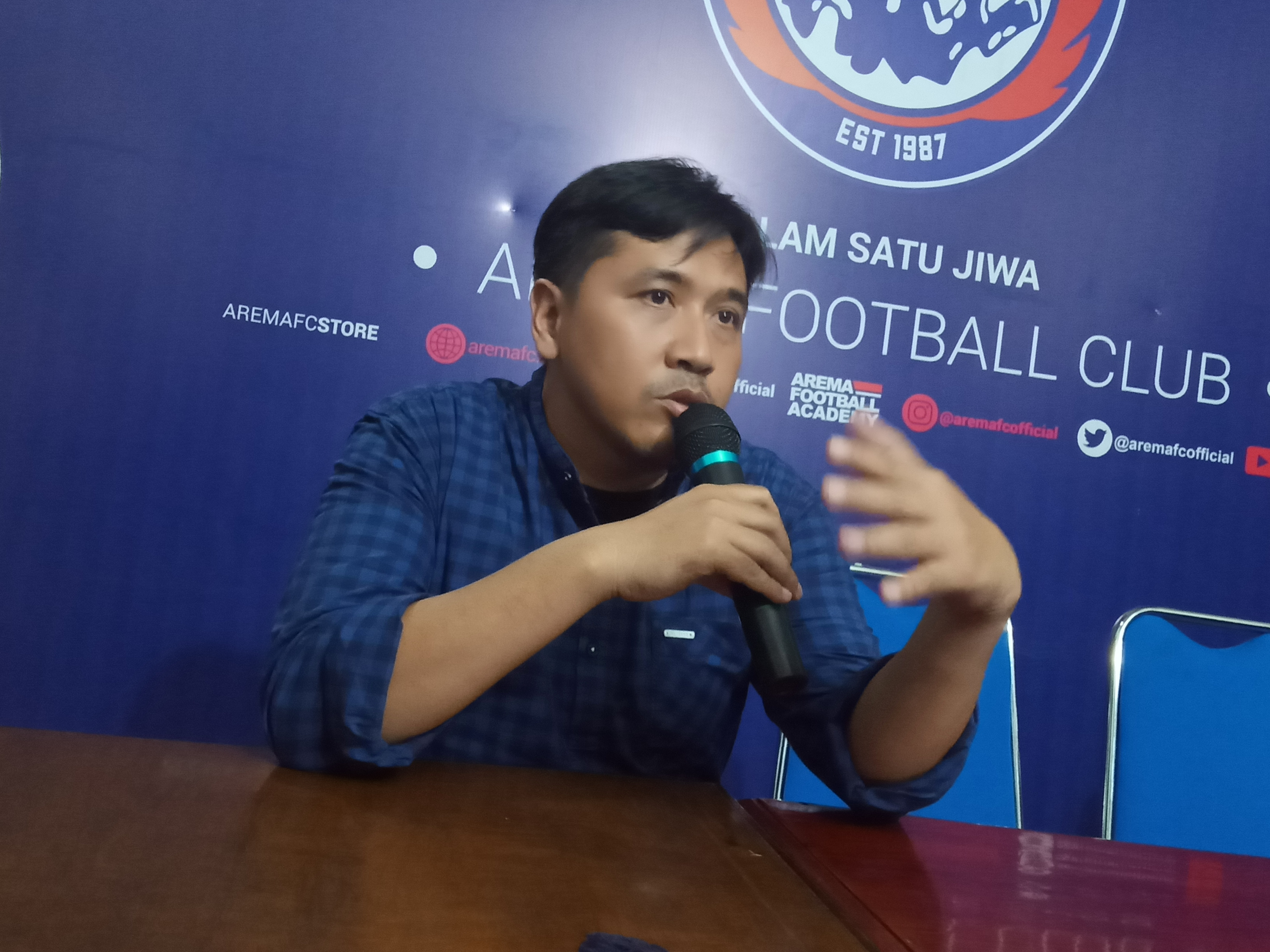 Media Officer Arema FC, Sudarmaji saat berada di Kantor Arema FC (Theo/ngopibareng.id)