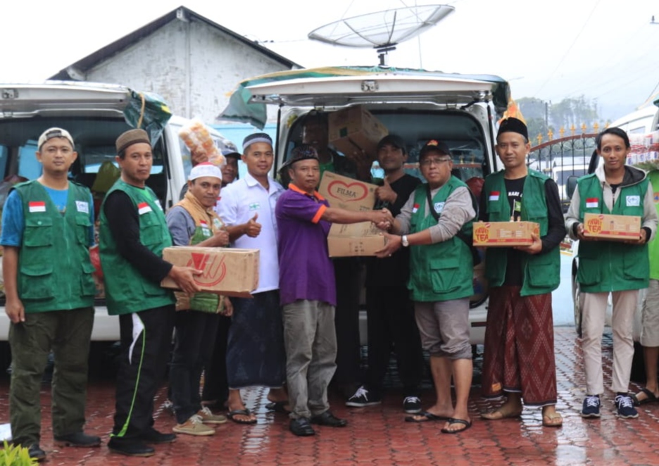 Perwakilan PCNU Banyuwangi menyerahkan bantuan untuk korban banjir bandang Bondowoso (foto : Istimewa) 