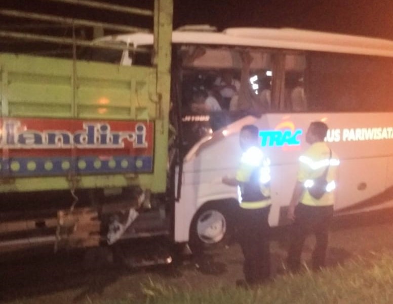 Bus rombongan relawan Jokma Jatim menabrak bagian belakang truk di Tol Cipali, Jumat, 31 Januari 2020 pagi. (Foto: Istimewa)