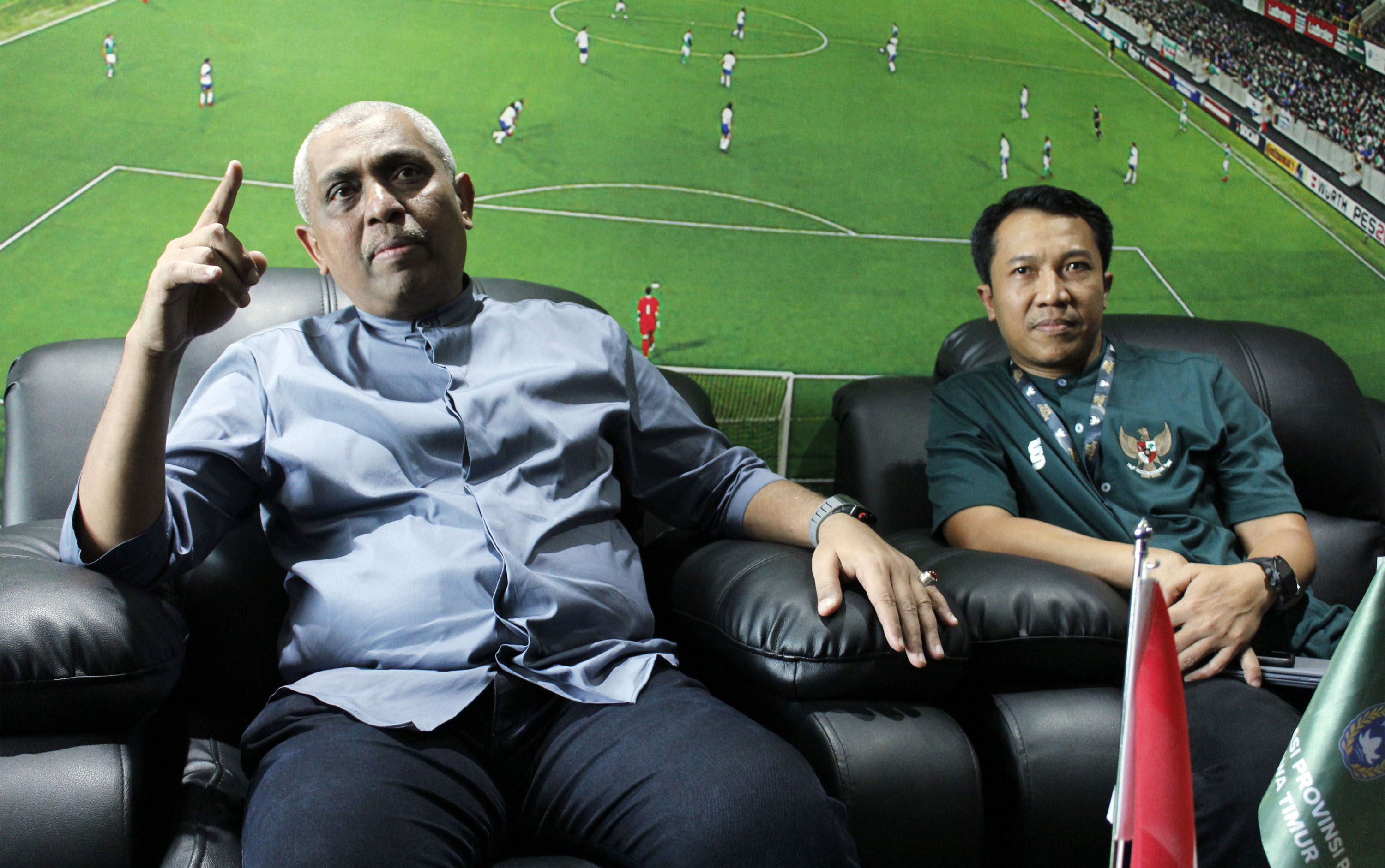 Ketua Asprov PSSI Jatim, Ahmad Riyadh UB (kiri) saat menjelaskan terkait pelaksanaan Piala Gubernur Jatim 2020 di Kantor Asprov PSSI Jatim, Surabaya, Jumat 31 Januari 2020. (Foto: Fariz Yarbo)