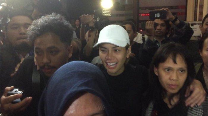 Nikita Mirzani dijemput aparat Polres Metro Jakarta Selatan, Kamis 30 Januari 2020 malam. (Foto: Istimewa)