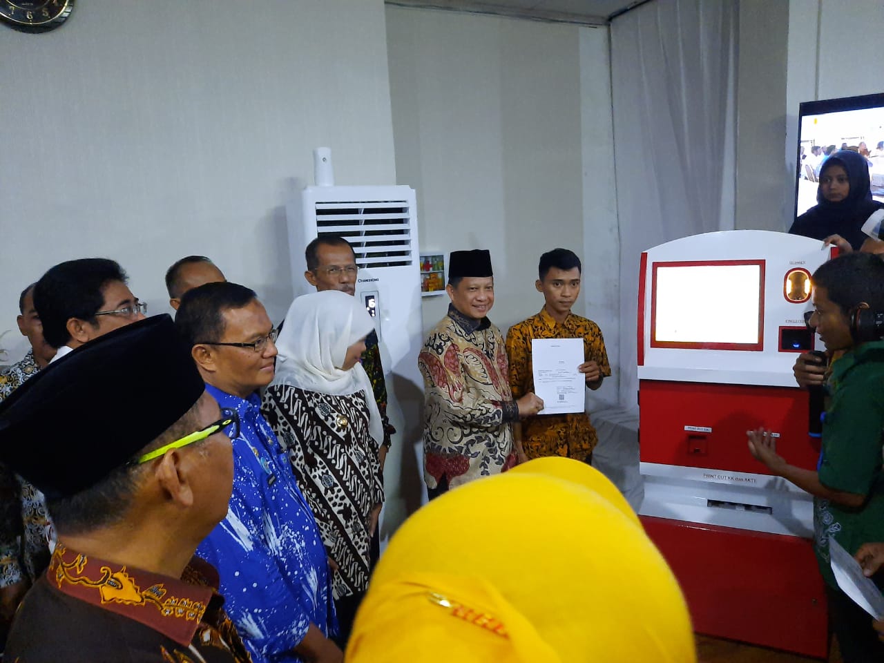 Mendagri Tito Karnavian bersama Gubernur Jawa Timur Khofifah Indar Parawansa saat meresmikan Anjungan Dukcapil Mandiri (ADM) di Kabupaten Magetan. (Foto: Alief/ngopibareng.id)