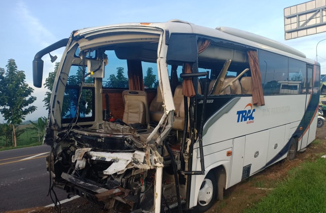 Bus rombongan kiai relawan Jokma mengalami kecelakaan di Tol Cipali, Jumat 31 Januari 2020. (Foto: istimewa)