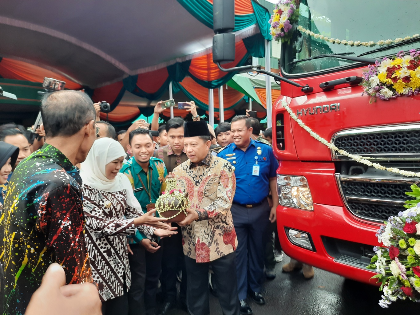 Menteri Dalam Negeri Tito Karnavian dan Gubernur Jawa Timur Khofifah Indar Parawansa saat secara simbolik memberikan mobil PMK ke Kabupaten Magetan. (Foto: Alief/ngopibareng.id)