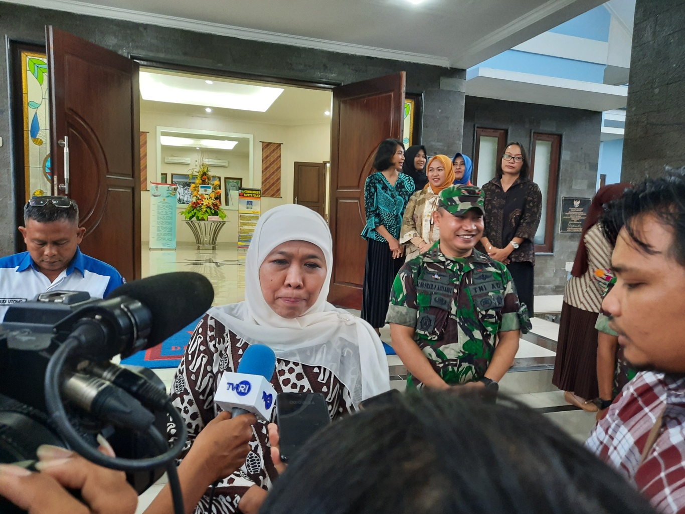 Gubernur Jawa Timur Khofifah Indar Parawansa saat berada di Lanud Iswahjudi Madiun. (Foto: Alief/ngopibareng.id)