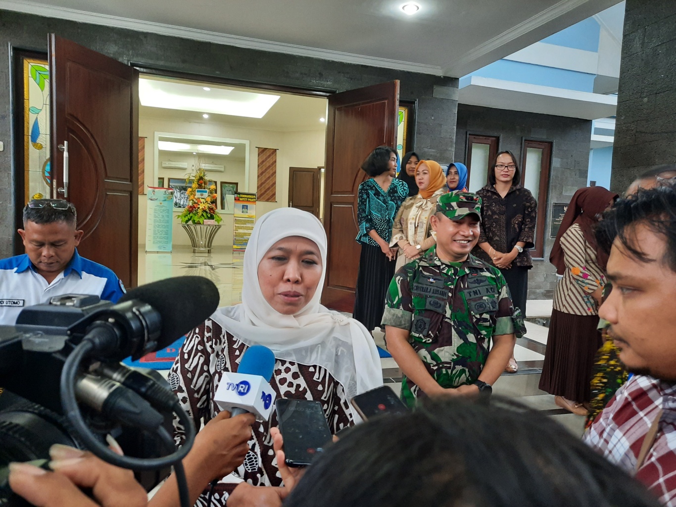 Gubernur Jawa Timur Khofifah Indar Parawansa saat berada di Lanud Iswahyudi Madiun. (Foto: Alief/ngopibareng.id)