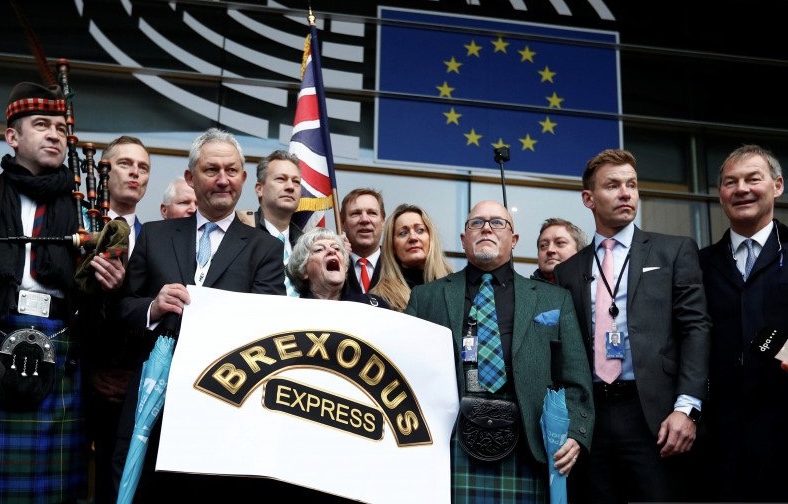 Anggota pro-brexit Inggris dari Parlemen Eropa (European Parliament) meninggalkan Parlemen UE untuk terakhir kalinya di Brussels, Belgia, 31 Januari 2020. (Foto: Antara/Reuters)