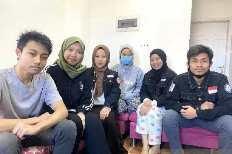 Andi Tenri Putria (tiga kanan) bersama para pelajar Indonesia lainnya yang masih memilih bertahan di Laoning, China, Sabtu, 1 Februari 2020. (Foto: Ant)