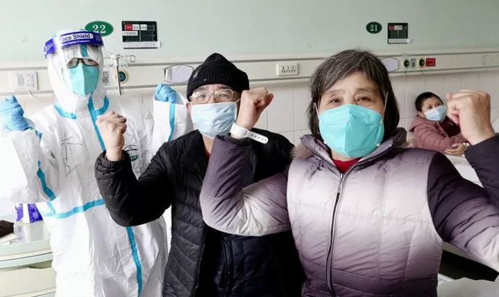  Pria berusia 67 tahun dan istrinya yang sebelumnya dinyatakan terinfeksi 2019-nCoV meninggalkan rumah sakit di Wuhan, China, Jumat 1 Februari 2020. Seorang dokter turut merayakan kesembuhan kedua pasiennya itu. (Foto: Antara/ChinaDaily)