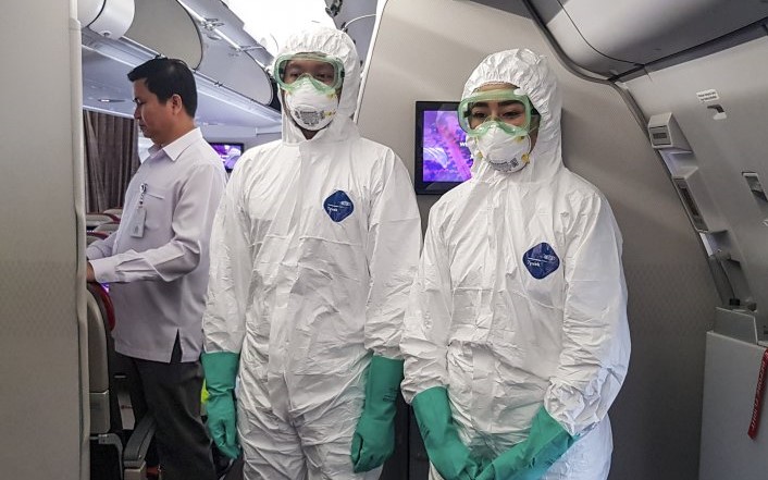 Awak kabin mengenakan baju steril saat melakukan persiapan di dalam pesawat tipe A-330 milik Batik Air yang akan digunakan untuk menjemput Warga Negara Indonesia (WNI) di Wuhan, China. (Foto: Antara)
