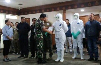 Panglima TNI Marsekal Hadi Tjahjanto mengecek perlengkapan anggota tim evakuasi WNI di Wuhan yang dilepas Menlu dan Menkes dari Bandara  Internasional Soetta, Sabtu 1 Februari 2020. (Foto: Kemenlu)