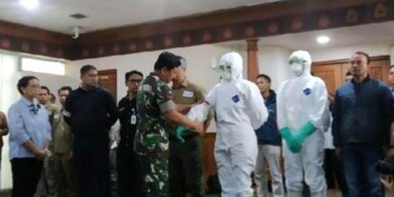 Panglima TNI Marsekal Hadi Tjahjanto mengecek perlengkapan anggota tim evakuasi WNI di Wuhan yang dilepas Menlu dan Menkes dari Bandara Internasional Soetta, Sabtu 1 Februari 2020. (Foto: Kemenlu)