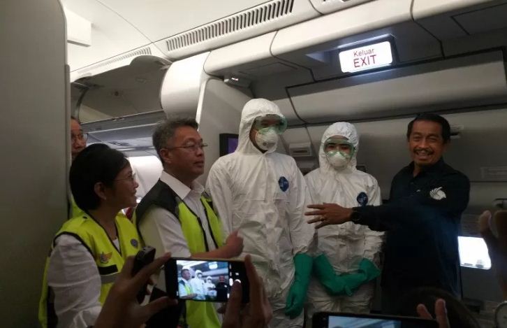 Kru pesawat Batik Air mengenakan baju khusus. Pesawat Batik Air akan dikandangkan 14 hari usai menjemput WNI di Wuhan. (Foto:Antaranews)
