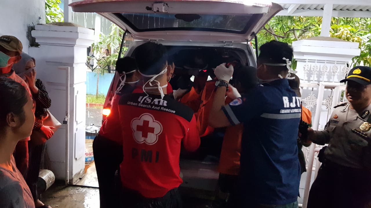 Petugas saat membawa jenazah menuju kamar mayat RSSA Kota Malang (foto: istimewa)