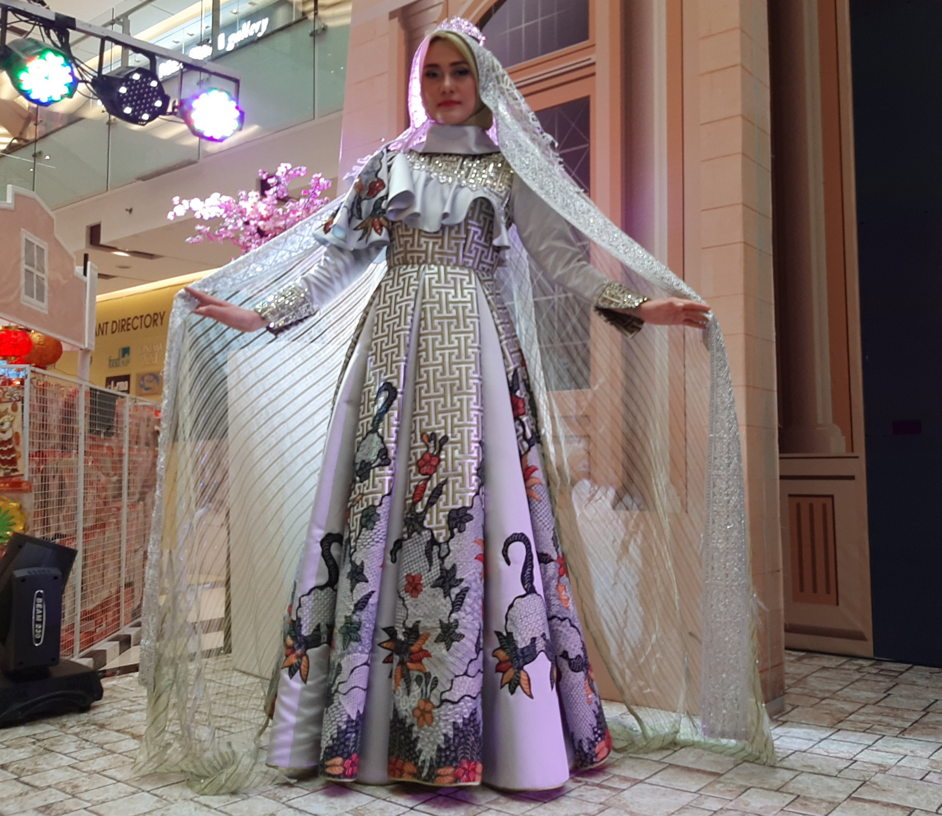 Gaun pengantin rancangan Ulfa Mumtaz yang dibordir dengan motif batik sekar jagad. (Foto:Pita/ngopibareng.id)