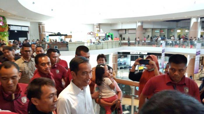 Presiden Joko Widodo (Jokowi) momong cucu, Jan Ethes, main ke Solo Paragon Mall. (Foto: Instagram @janetheees)