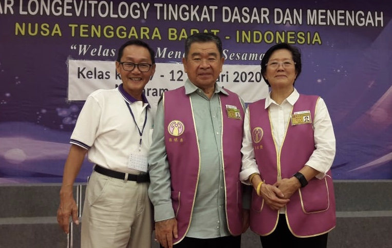 Ongko Digdoyo (tengah), Ketua Perkumpulan Longevitology Surabaya. (Foto Istimewa)