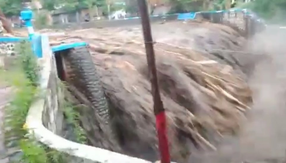 Banjir bandang yang melanda wilayah Jember. (Foto: Tangkapan Video)