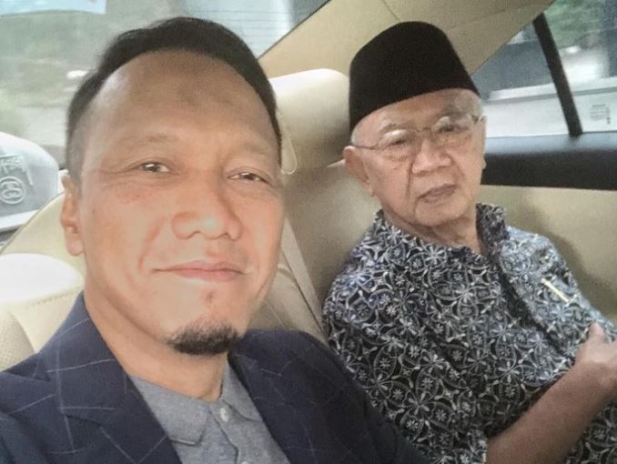 Foto kenangan KH Salahuddin Wahid atau yang akrab disapa Gus Sholah bersama sang ayah, Irfan Asy'ari Sudirman Wahid atau Ipang Wahid. (Foto: Instagram)