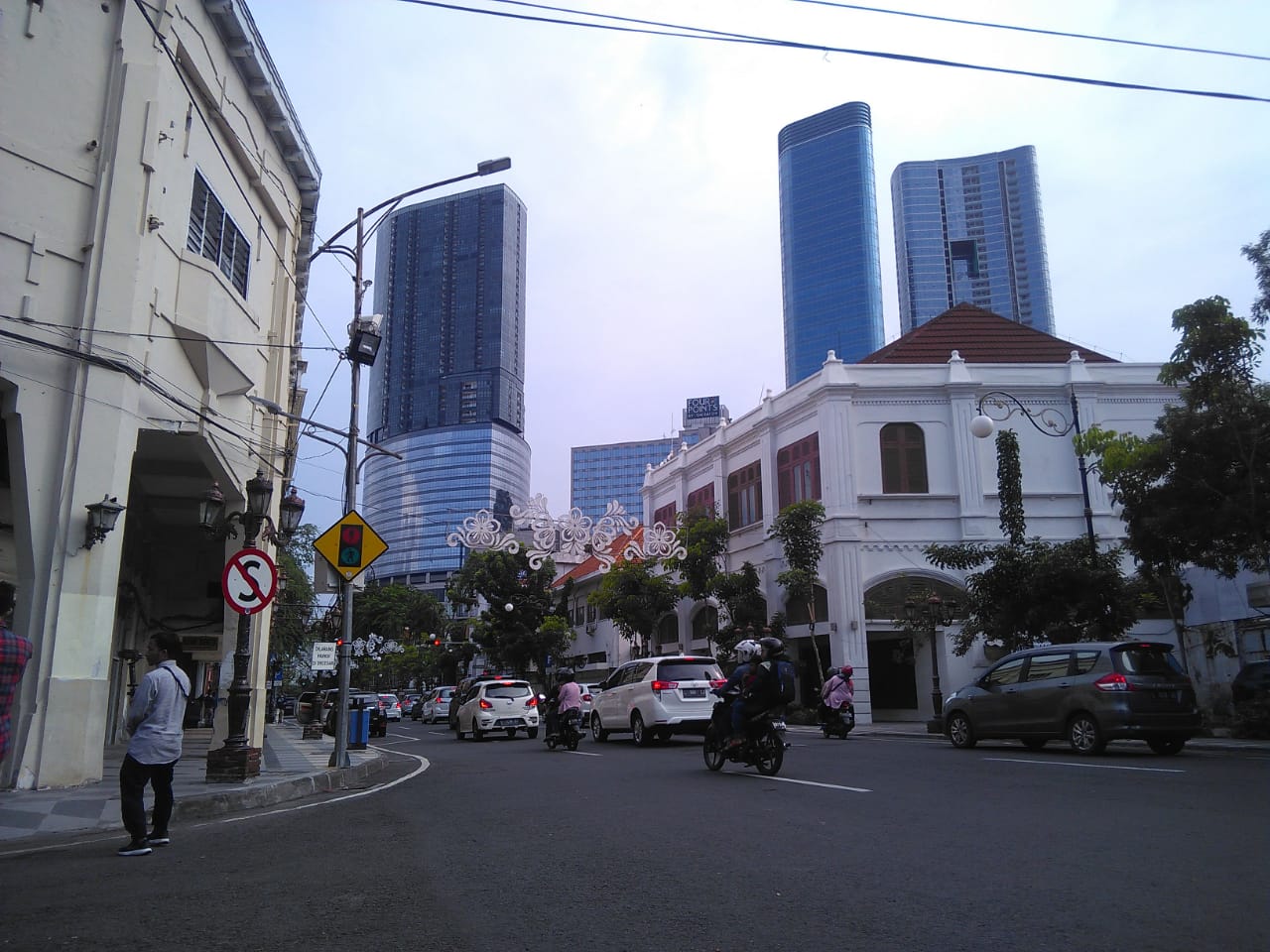 Kota Surabaya, yang baru dan yang lama menjadi perpaduan serasi peradaban kota.