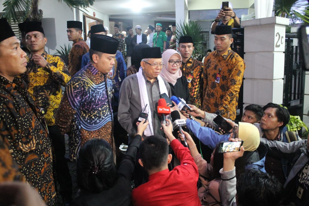 Wakil Presiden RI KH Ma'ruf Amin melayat di rumah duka jalan Bangka Raya, Jakarta Selatan, Senin, 3 Februari 2020. (Foto: Asmanu/ngopibareng.id)