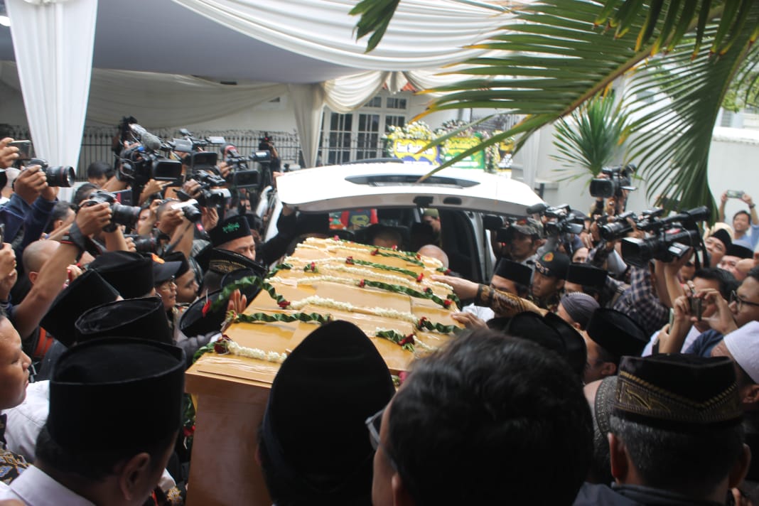 Jenazah Gus Sholah diberangkatkan ke Halim Perdana Kusuma untuk diterbangkan ke Jombang, Jawa Timur, Senin, 3 Februari 2020. (Foto: Asmanu/ngopibareng.id)