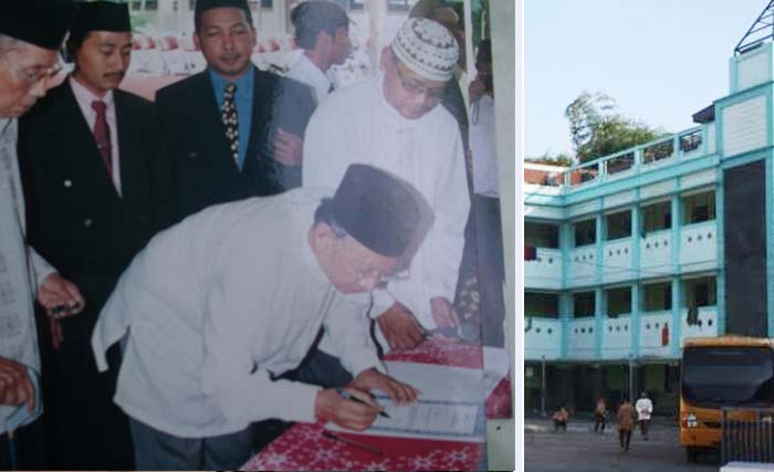 Gus Sholah menandatangani serah terima ponpes Tebu Ireng dari KH Yusuf Hasyim (paling kiri), disaksikan Menteri Agama Maftuh Masyuni di Tebu Ireng, Jombang tanggal 6 April 2006. (Foto:Dokumentasi M.Halwan)