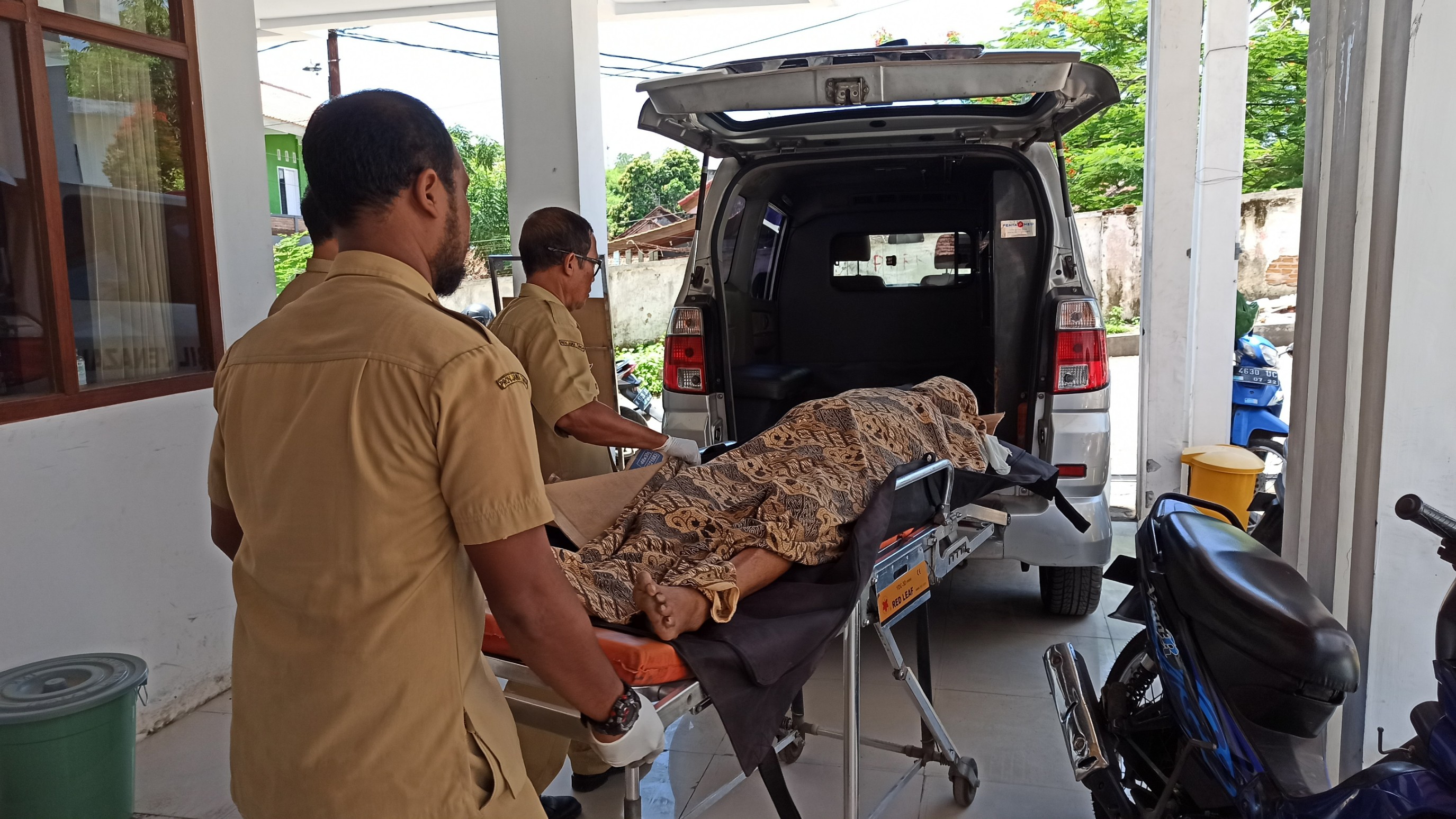 Jenazah Pairan dibawa ke mobil ambulans untuk dibawa pulang ke rumah duka. (Foto: Hujaini/ngopibareng.id)