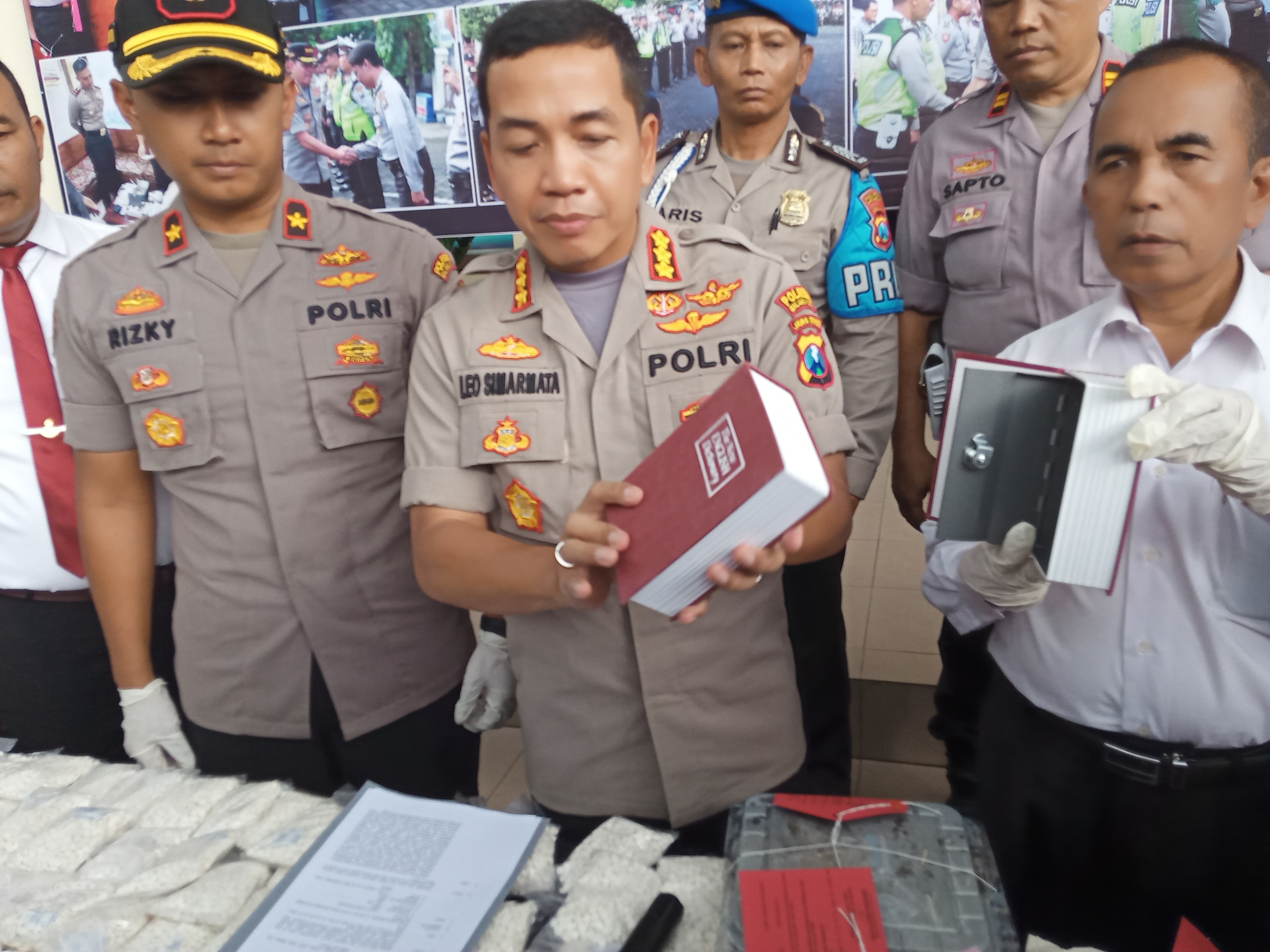 Buku kamus yang ternyata merupakan kotak penyimpanan sabu disita oleh Polresta Malang Kota (Theo/ngopibareng.id)
