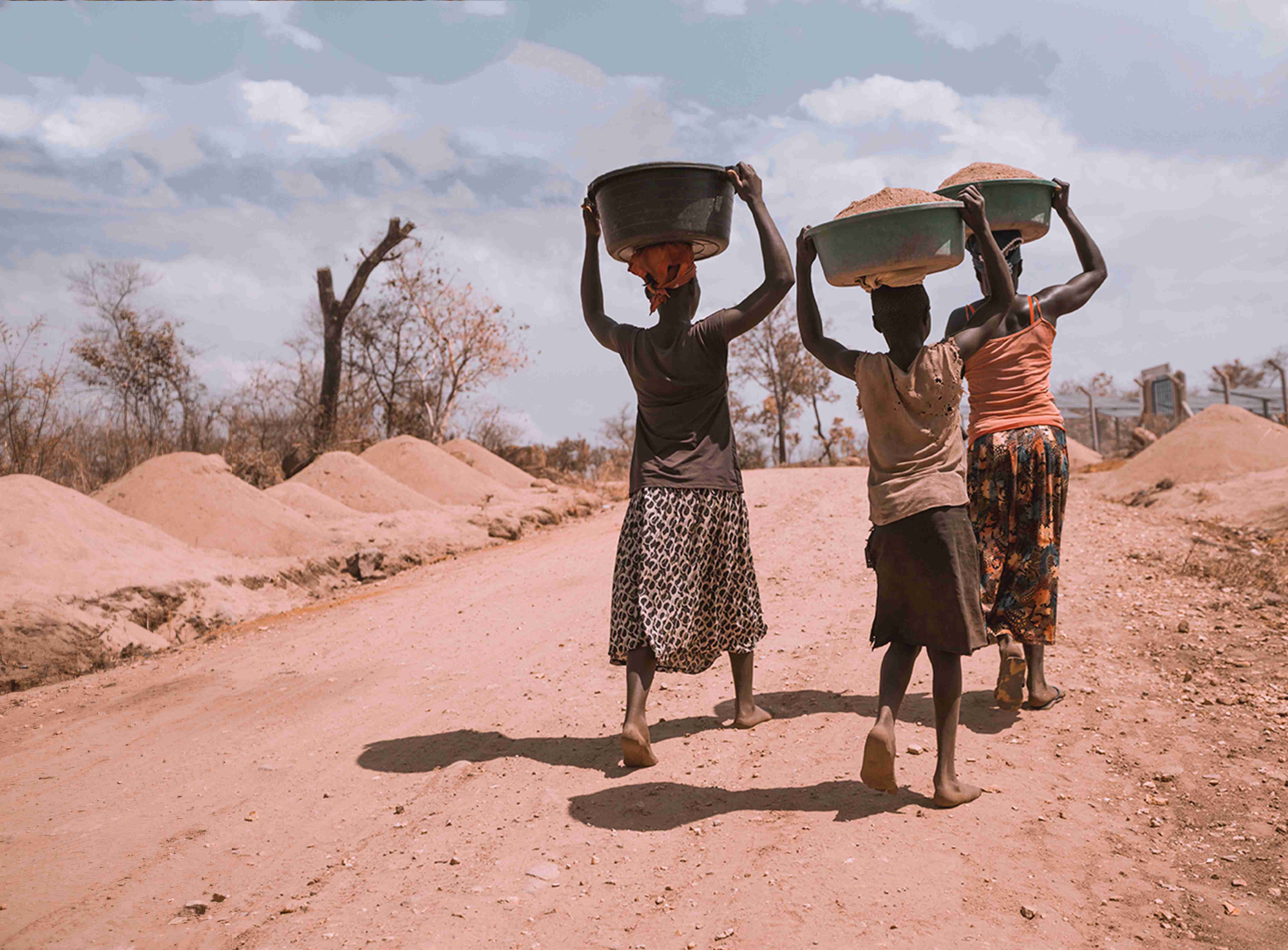 Tiga perempuan membawa wadah makanan. 10 negara ini mengalami krisis kemanusian namun lolos daripemberitaan media. (Foto:unsplash)