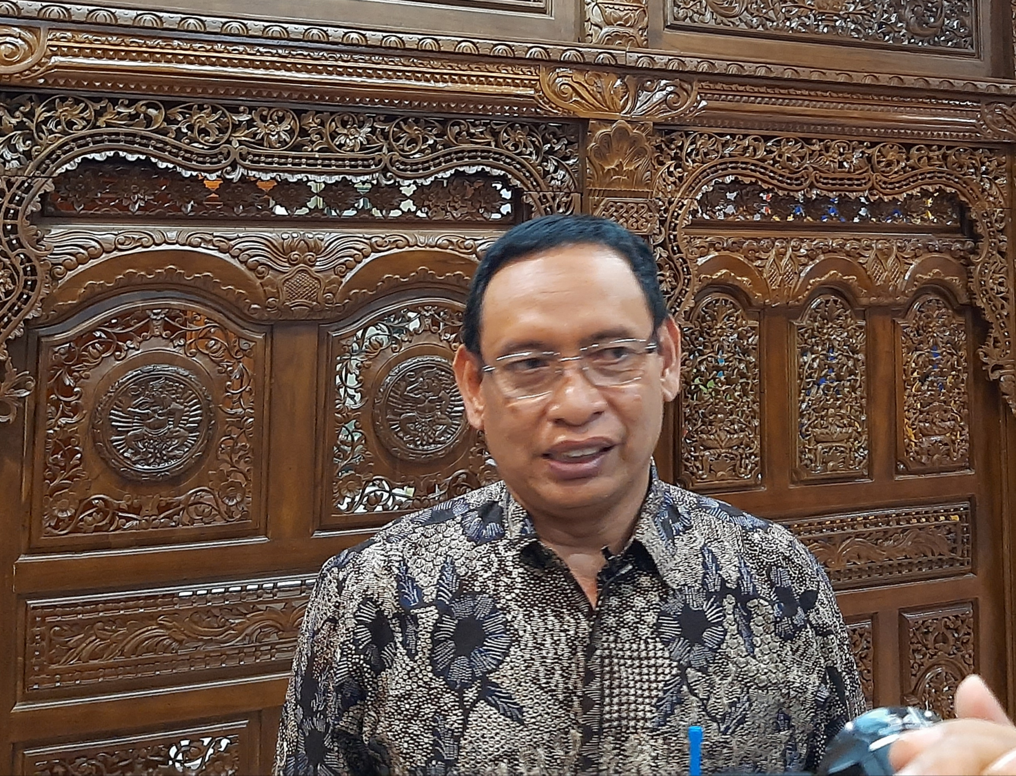 Rektor Univeritas Airlangga (Unair), Prof. Dr. Mohammad Nasih, SE., M.T., Ak., CMA saat ditemui diruangannya. (Foto: Pita/ngopibareng.id)
