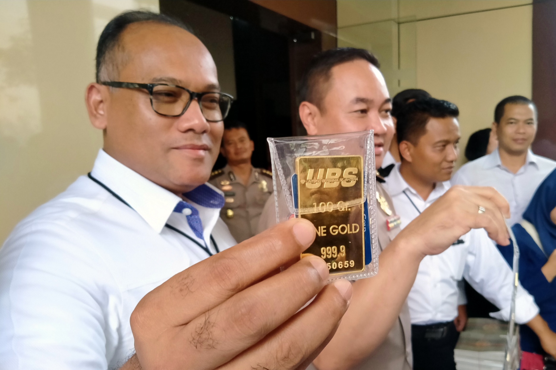 Direktur Ditreskrimsus Polda Jatim, Kombes Pol Gidion Arif Setyawan menunjukkan barang bukti baru yang diamankan yakni logam emas. (Foto: Fariz/ngopibareng.id)