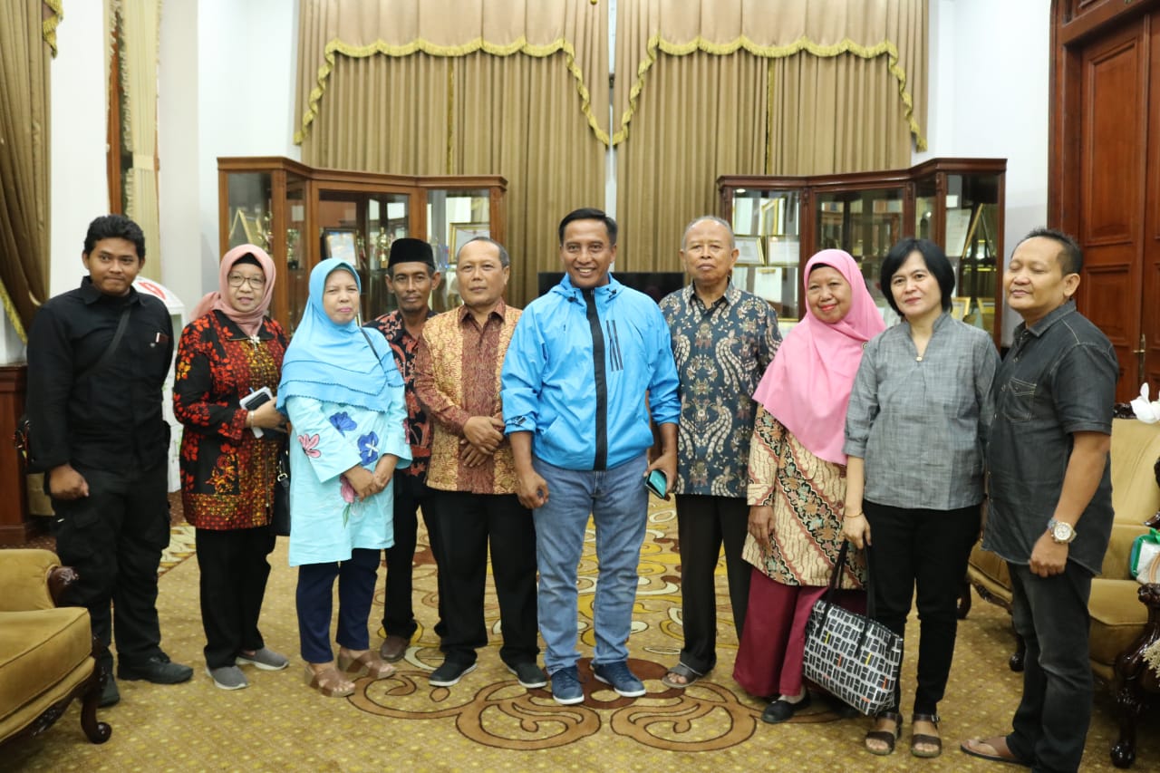 Rektor Unesa Prof. Dr. Nurhasan, M.Kes saat bertemu dengan orang tua mahasiswa. (Foto:istimewa)