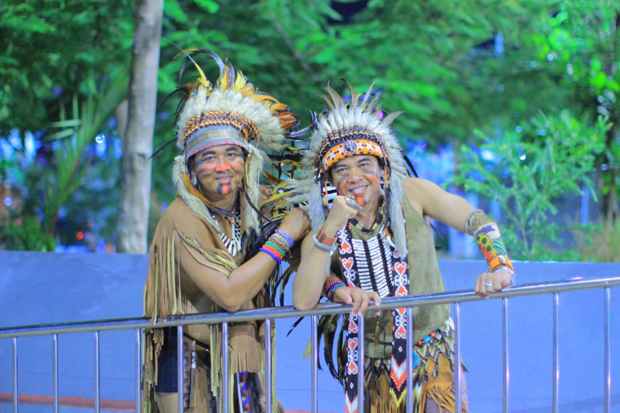 Muhammad Suedi (kanan), cosplayer Indian Apache di Taman Bulak, Kenjeran, Surabaya. (Foto: Rizky/ngopibareng.id)