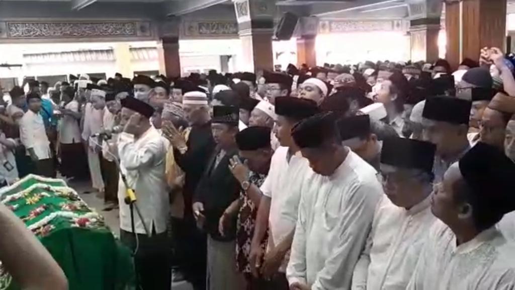 Jenazah KH Salahuddin Wahid disalati di Masjid Tebuireng. (Foto: Bisri/Ngopibareng.id)