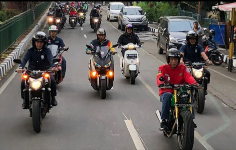 Presiden Joko Widodo (Jokowi) saat mengendarai sepeda motor jenis chopper warna hijau. Lampu sepeda motornya memang tidak menyala. (Foto: Istimewa)