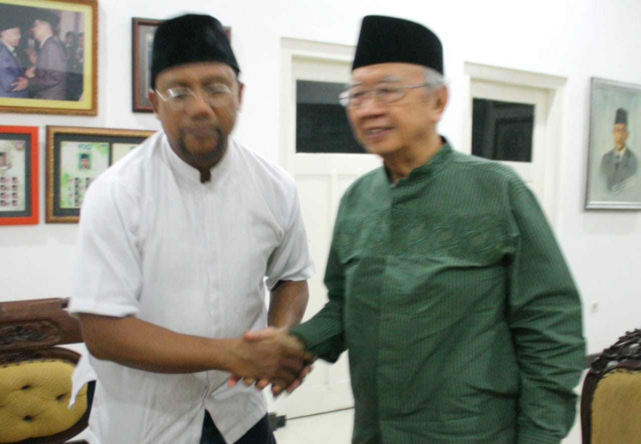 Pembina mualaf Masjid Agung Sunda Kelapa Menteng Jakarta Pusat, Cristoper Agustinus Kaenama bersama Gus Sholah. (Foto: Dok. Pribadi)