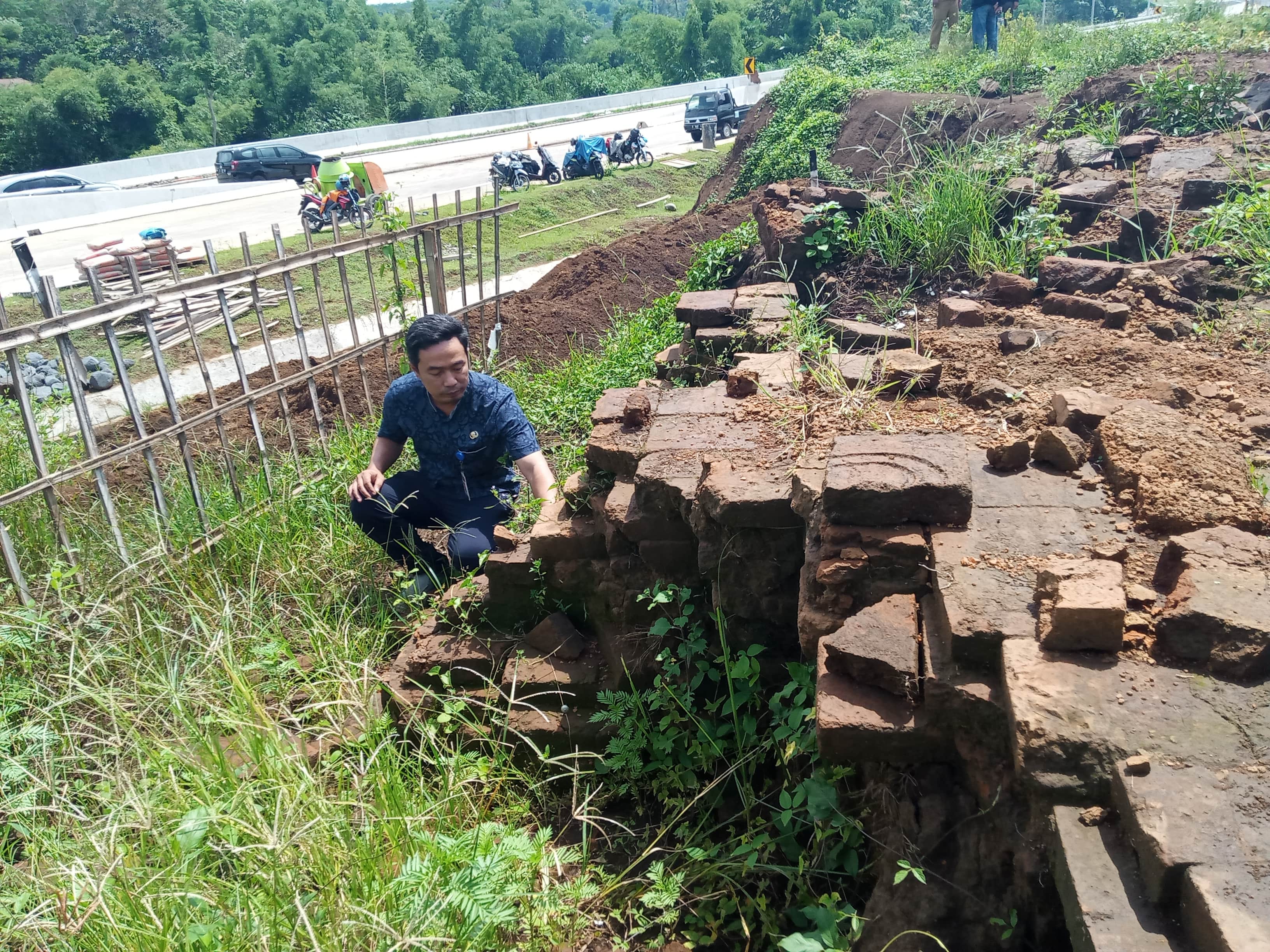 Arkeolog Balai Pelestarian Cagar Budaya, Trowulan, Jawa Timur, Wicaksono saat mengecek struktur bata Situs Sekaran (Theo/ngopibareng.id)